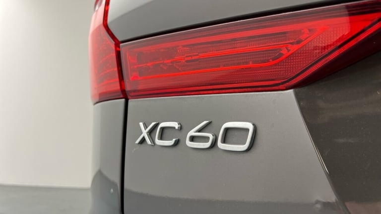 2021 Volvo XC60 B6 R-Design PRO AWD Mild Hybrid(22'Alloys, Harman Kardon, Panroof, Carplay) Estat...