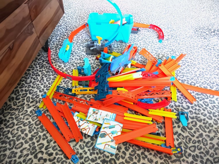 HOTWHEELS TRACK AND CARS