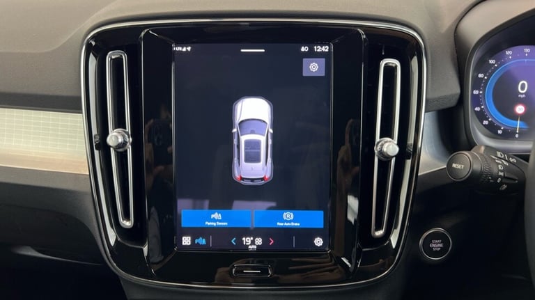 2022 Volvo XC40 Core, B3 mild hybrid, Petrol (Apple CarPlay, Power Tailgate, Google Nav) Estate P...