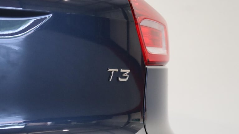  Volvo XC40 T3 R-Design Manual (Park Assist, Powered Tailgate, Privacy Glass) Petrol Manual