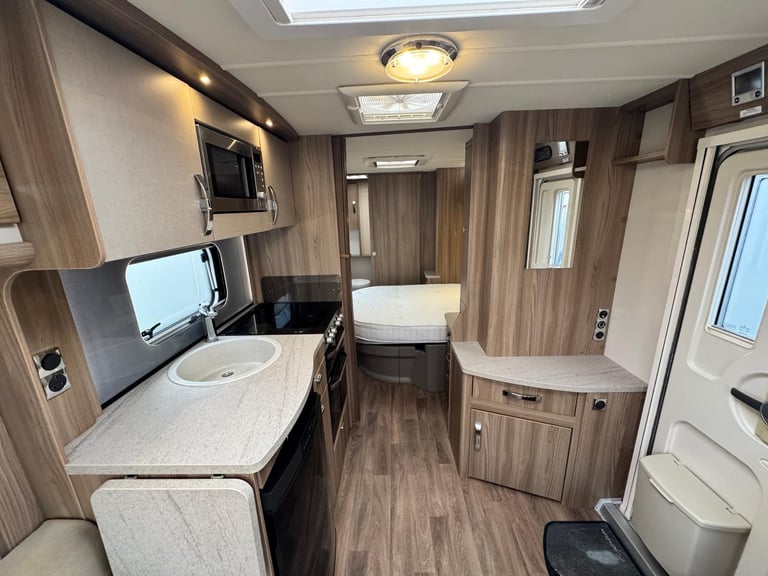 SWIFT CHALLENGER EVOLUTION 580 2016 MODEL 4 BERTH ISLAND BED TOURING CARAVAN