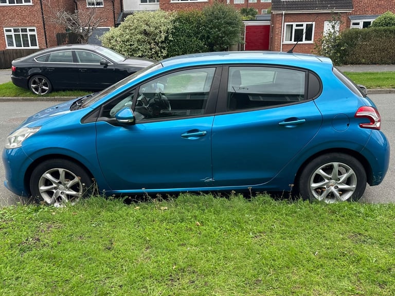 Peugeot, 208, Hatchback, 2013, Manual, 1199 (cc), 5 doors