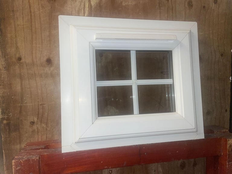 H 36.5 x W 47 cm - BEAUTIFUL SMALL GEORGIAN UPVC DOUBLE GLAZED WINDOW - CLEAR THERMAL (REF: SJ462)