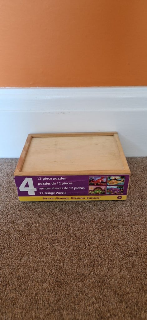 MELISSA AND DOUG 4 DINOSAUR JIGSAW PUZZLES IN BOX. EXCELLENT CONDITION.
