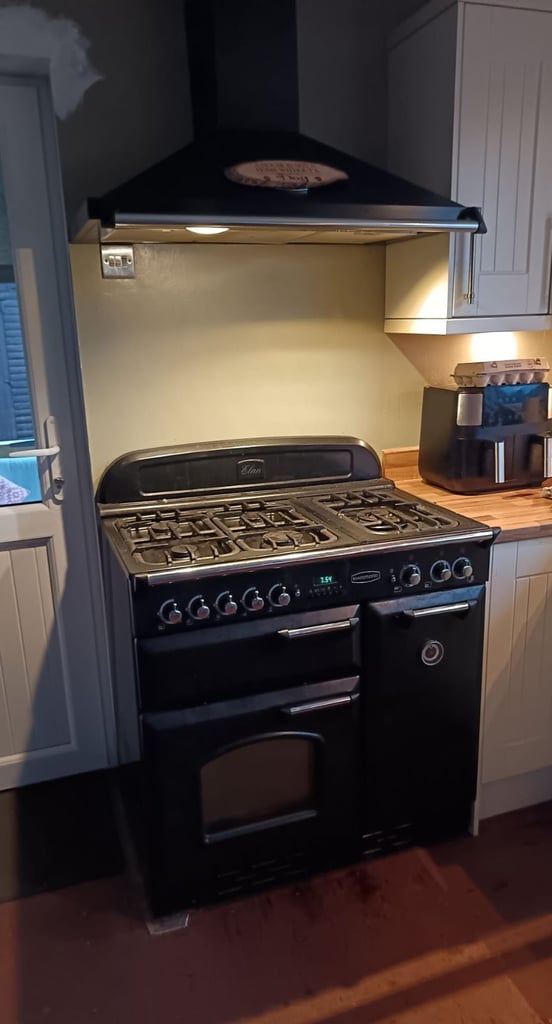 Range Master Cooker and Extraction Hood