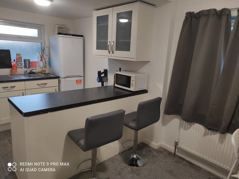 A beautiful executive 1 Bed flat. Separate kitchen and shower room. £1300 inc ALL bills except Elec