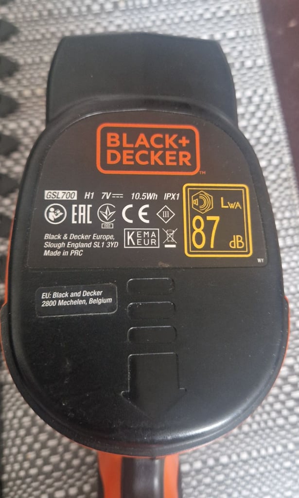 Cordless hand-held hedge trimmer black + decker 