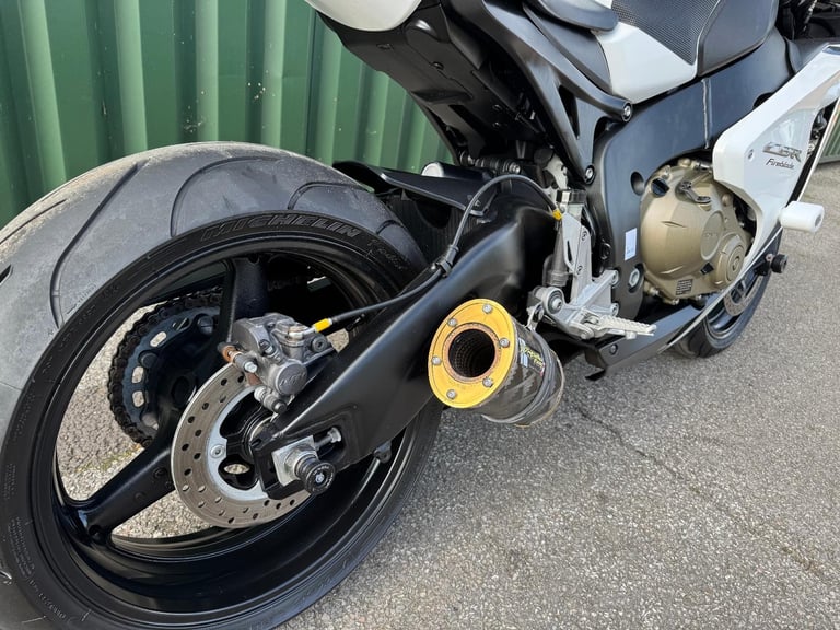Honda CBR1000RR Fireblade 2008 White and Black 12k Miles Very Clean Bike 