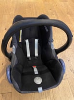 Maxi-Cosi Cabriofix baby car seat and Easyfix base (isofix)