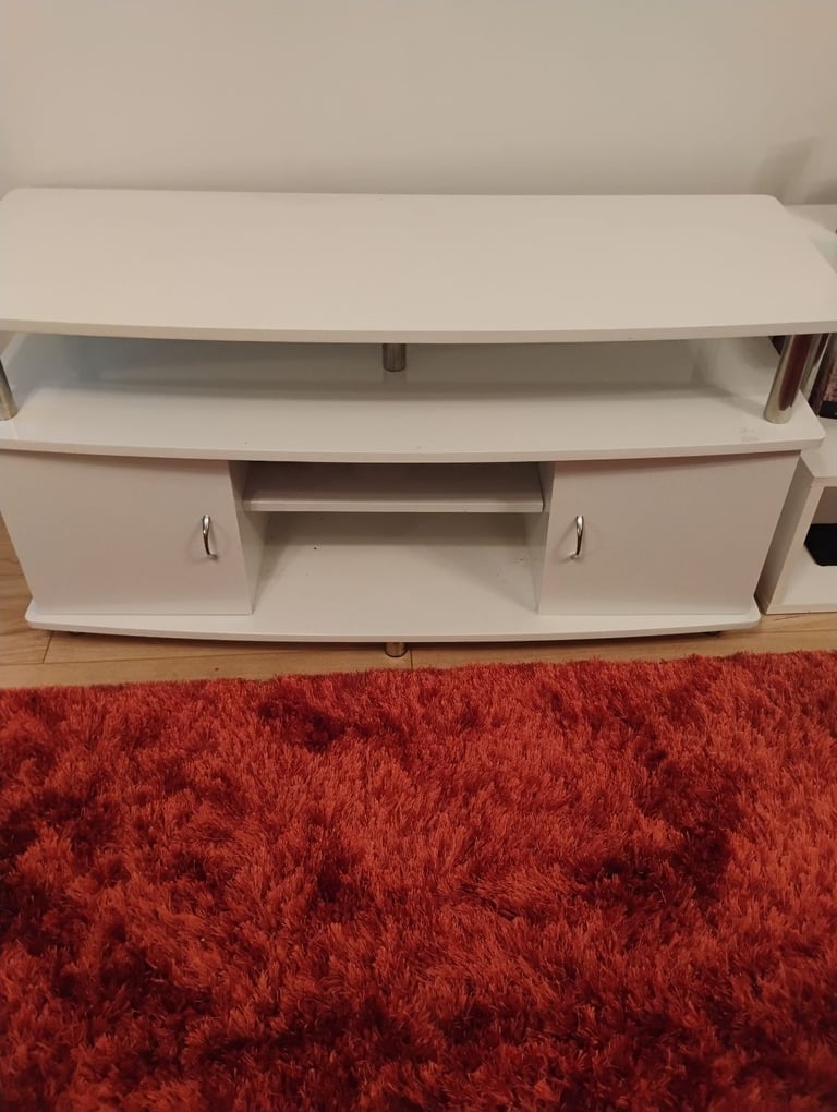 White high gloss TV stand