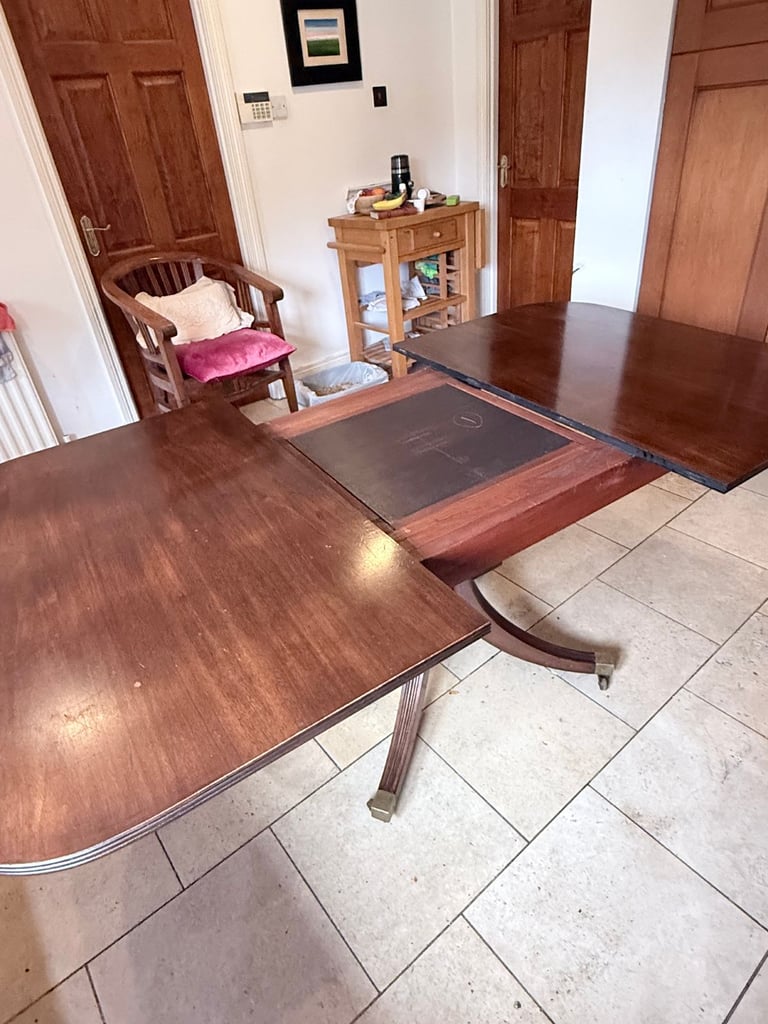 Extending Mahogany Dining Table – Pedestal Base, Seats 8, Excellent Condition.