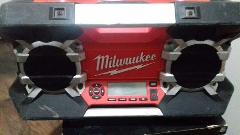image for milwaukee heavy duty radio ready for use 