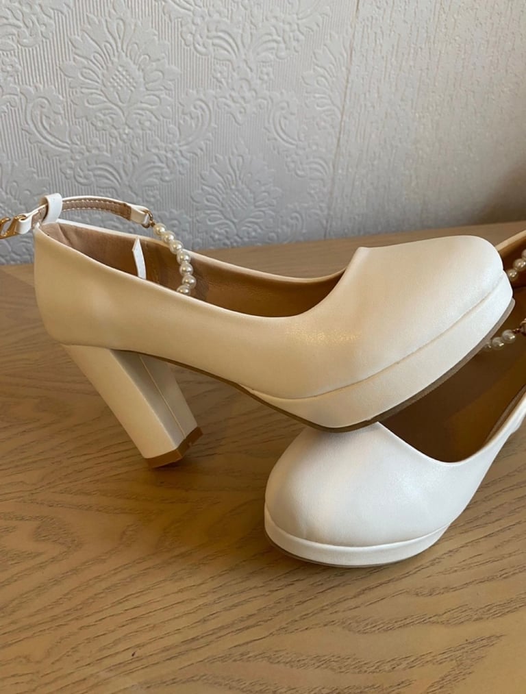 image for Brand new women shoes.Size 37 but more likely 38