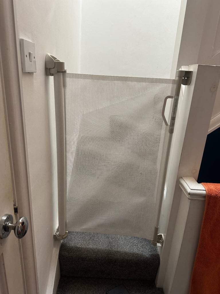 Retractable baby gate