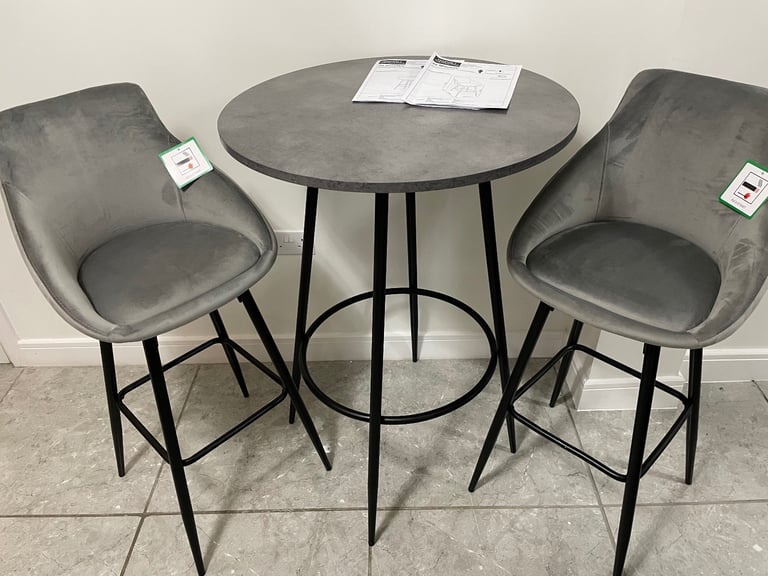 Brand new breakfast bar with stools 