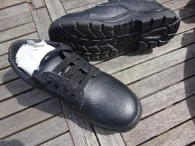 SAFETY SHOESS- BLACK SIZE 6 (39) FOR WORK OR WALKING- NEW & UNWORN
