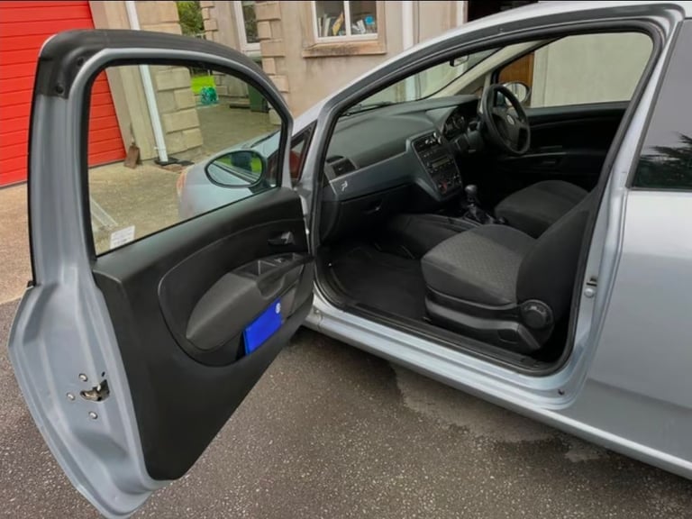 Grande punto 1.4 petrol cheap insurance and tax vgc in out motd 