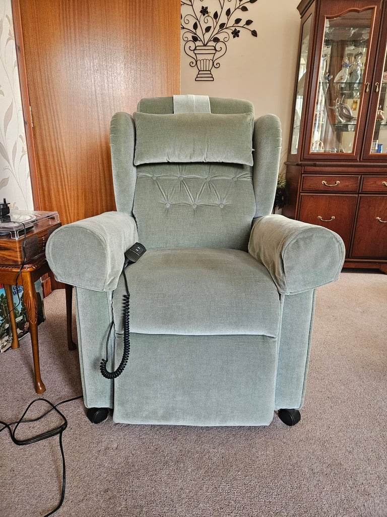 Rise and recline electric armchair 