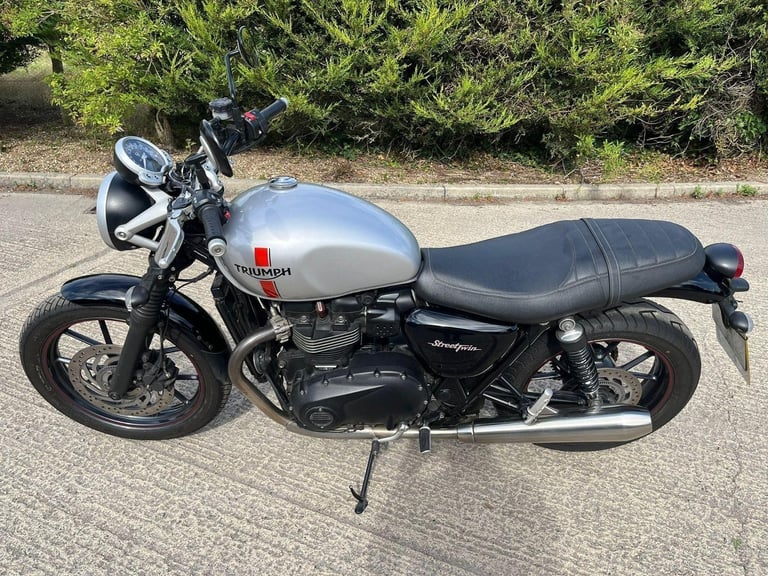 2017 17 TRIUMPH BONNEVILLE STREET TWIN 900 SILVER RETRO NAKED HPI CLEAR