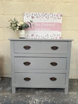  Beautiful antique chest of drawers 