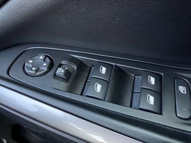 2022 Vauxhall Grandland 1.2 Turbo Ultimate 5dr Hatchback PETROL Manual