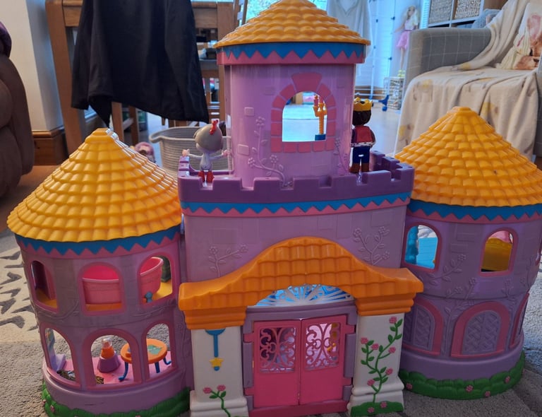 Kids play castle with furniture & people 