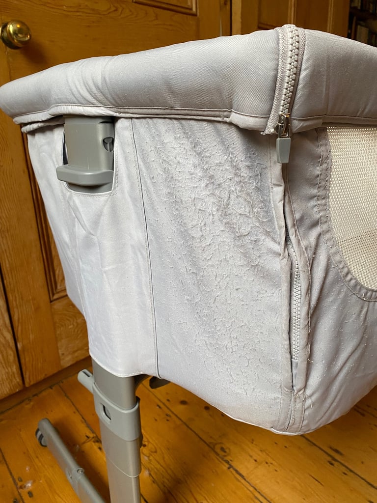 Chicco Next to Me Baby Crib (with four sheets included)