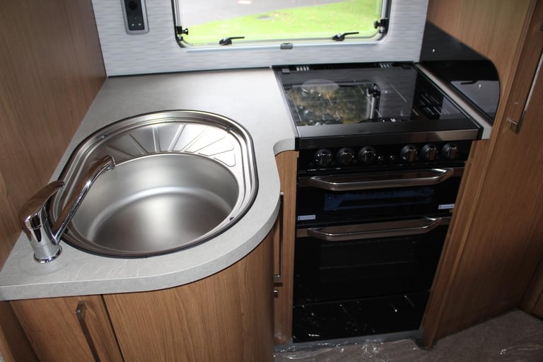 2016 "16" Plate Auto Trail Tracker FB Luxury 6 Berth Motorhome, Fixed Rear Bed