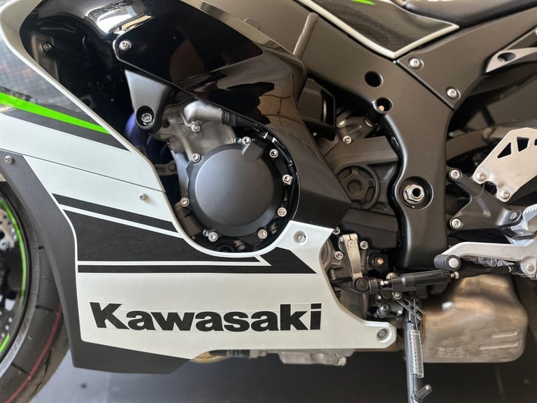 STUNNING ONE OWNER 2024/24 KAWASAKI ZX-10R MOTORCYCLE 