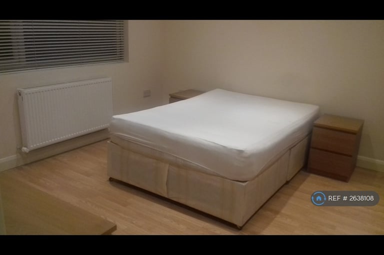2 bedroom flat in Park Road, London, NW4 (2 bed) (#2638108)