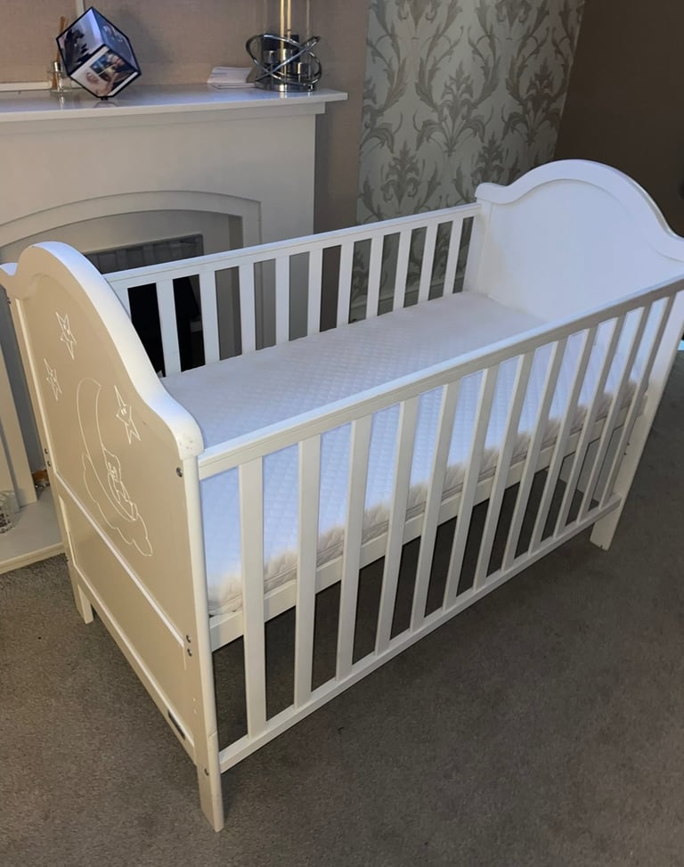 Baby Cot / Babies Cot / Babies Bed with 3 heights baby to toddler 