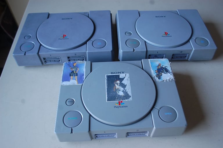 SONY 4 PS1/ 2 W11/5 CONTROLLERS/ 7 RECHARGABLE BATTERYS