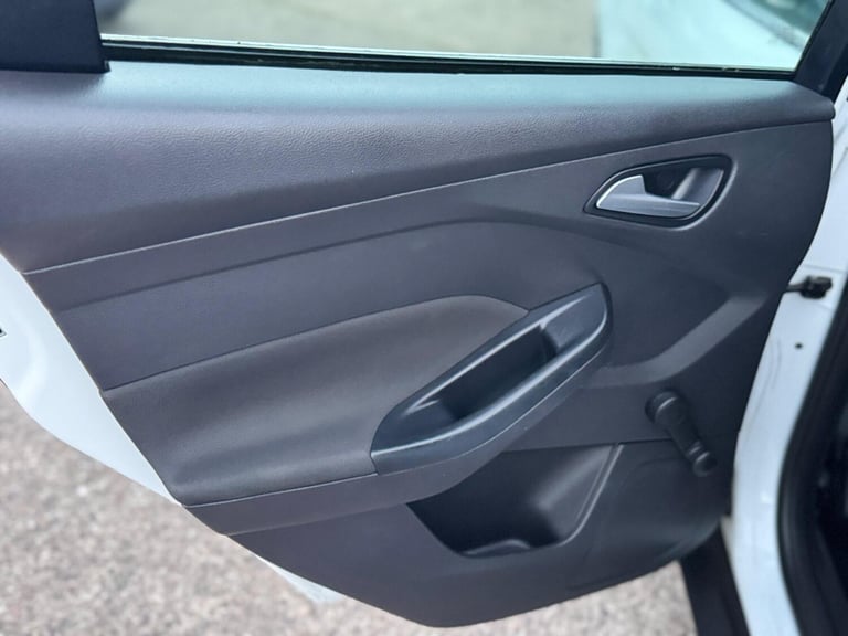 2012 Ford Focus 1.6 Zetec Euro 5 5dr HATCHBACK Petrol Manual