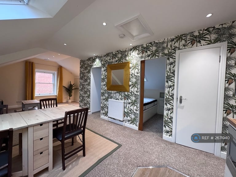 1 bedroom flat in Spencer Hill, Wimbledon, SW19 (1 bed) (#2671940)