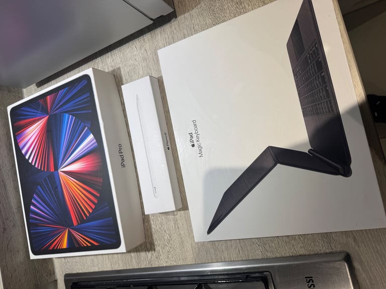 iPad Pro 12.9” 256gb (2021) 5G and WiFi + Magic Keyboard + Apple Pencil