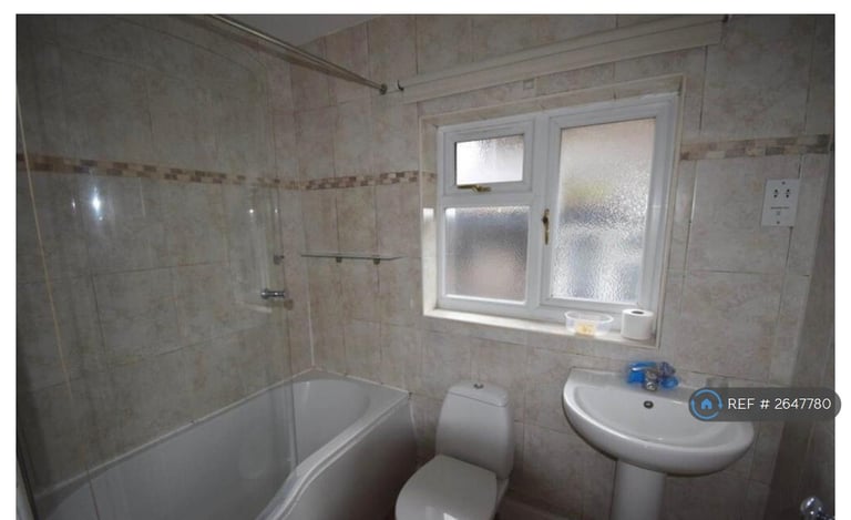 1 bedroom flat in Selborne Gardens, London, NW4 (1 bed) (#2647780)