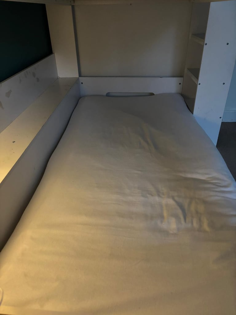 Bunkbed with shelves 