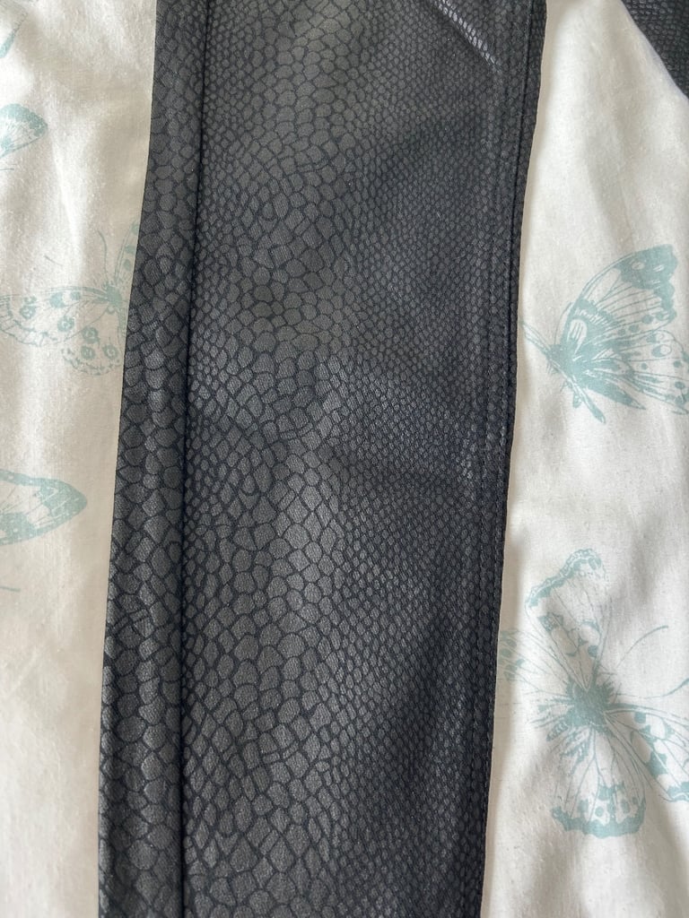 Women’s faux animal skin jeggings