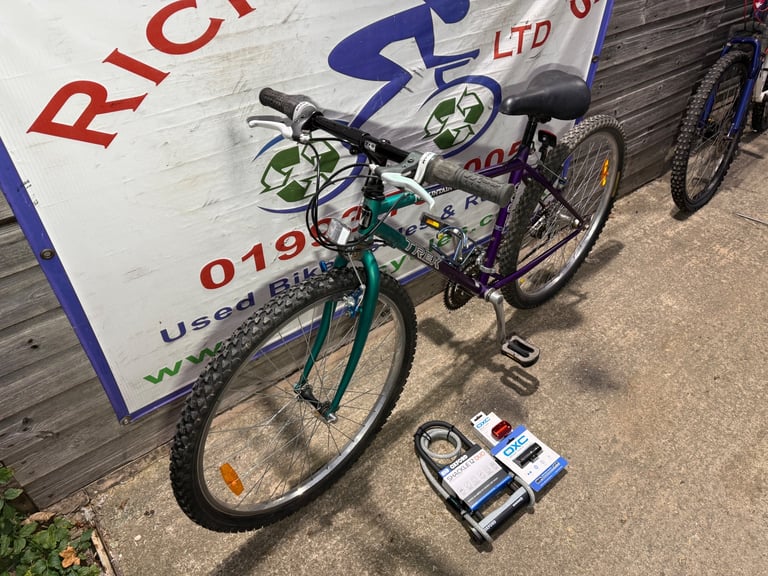 Trek Mountain Track 16.5” Frame Hybrid Bike. Ideal student bike! Free D-Lock/Lights