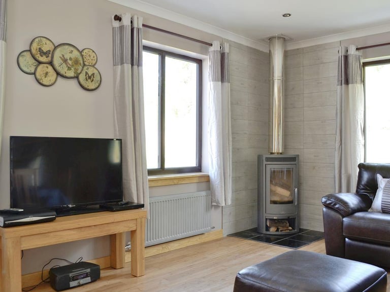 Modern furnished Cottage for rental a short drive north of Fort William