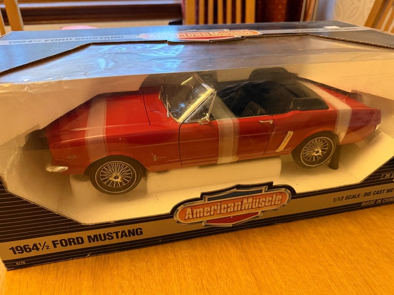 ERTL 1-12 Ford Mustang Convertible
