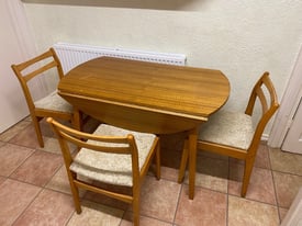 Extendable dining table and four chairs 