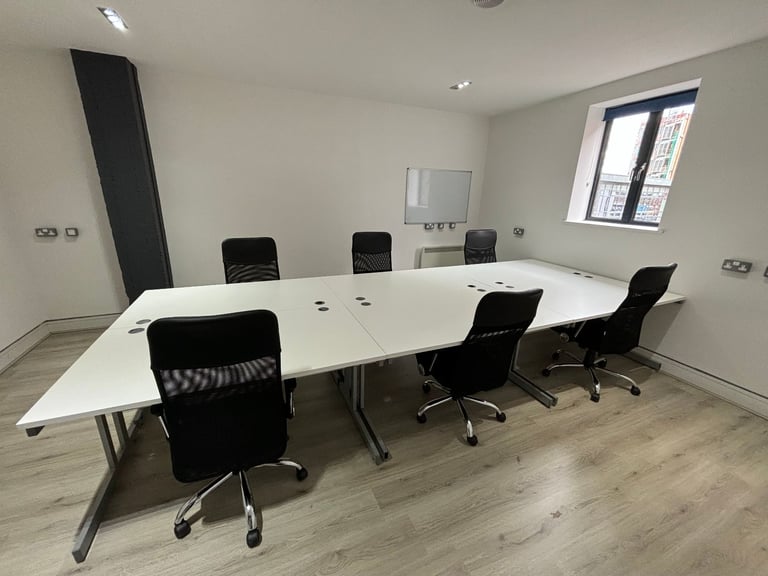 Liverpool, L1 - 40 Desks Furnished, Utility bills & internet included.