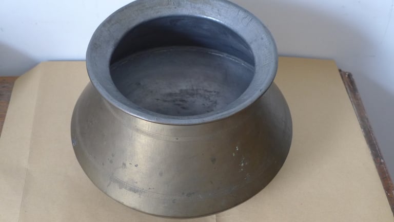 TRADITIONAL ASIAN, PAKISTANI, INDIAN BRASS COOKING POT. DEGCHI COOKING POT. HANDI BOWL. BIRYANI POT.