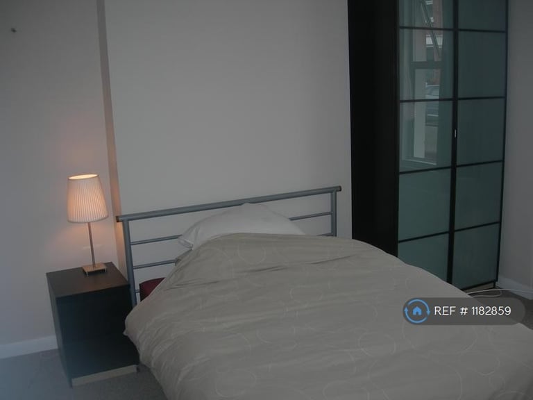 2 bedroom flat in Gilbey Road, London, SW17 (2 bed) (#1182859)