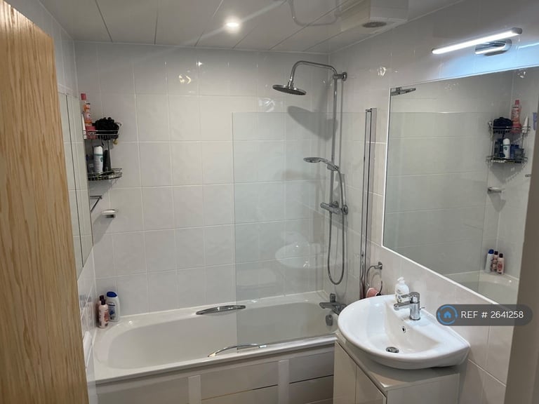 2 bedroom flat in Warwickgate House, Old Trafford, Manchester, M16 (2 bed) (#2641258)