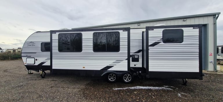 Brand New Forest River East To West Della Terra 323QB American Caravan 5th Wheel