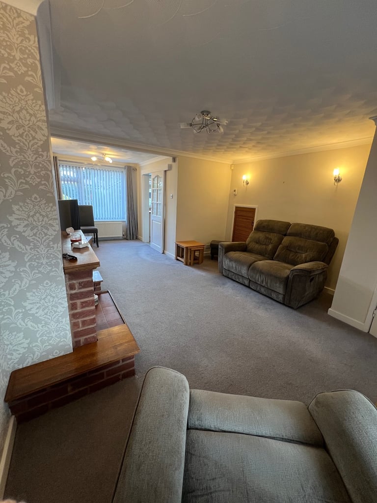 3 Bedroom Semi-Detached Home — Furnished – Wednesbury (WS10) Available now