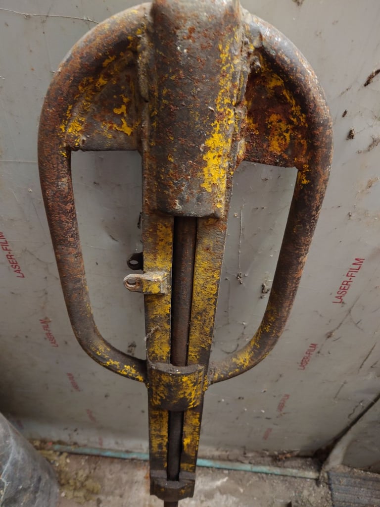 A Double Handle Heavy Duty Tyre Bead Breaker 