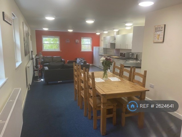 5 bedroom flat in Moss Yard, Leamington Spa, CV31 (5 bed) (#2624641)